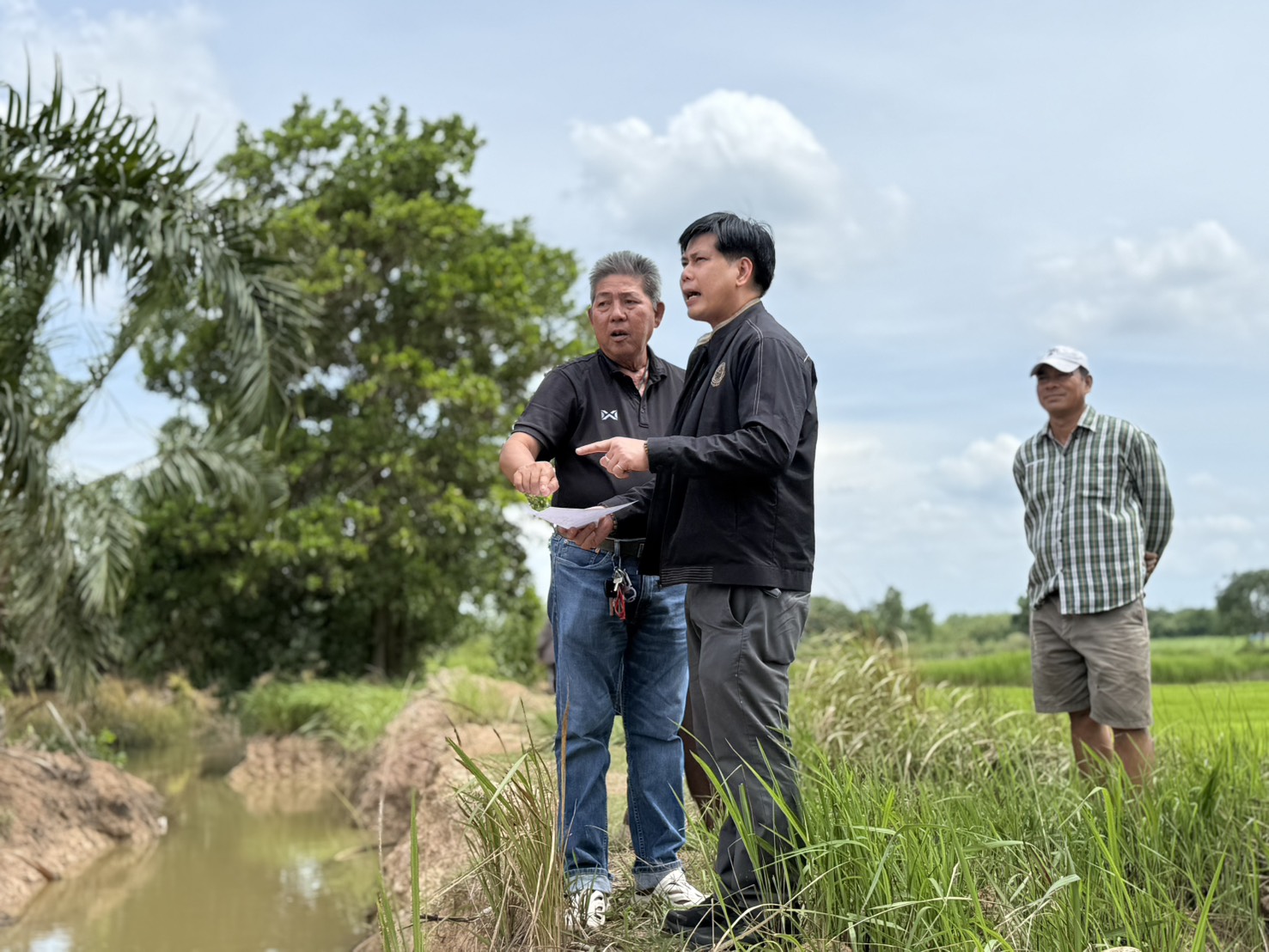 title - วันที่ 19 มิถุนายน 2569 นายวิทูล ประดิษฐบุญ ปฏิรูปที่ดินจังหวัดปราจีนบุรี พร้อมด้วยเจ้าหน้าที่ ส.ป.ก.ปราจีนบุรี ใส่ใจต่อความเดือดร้อนของพี่น้องเกษตรกร